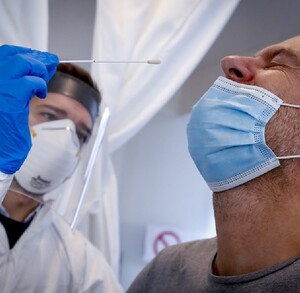 Realizar una prueba PCR descarta el posible contagio de covid / Agencia EFE Realizar una prueba PCR descarta el posible contagio de covid / Agencia EFE