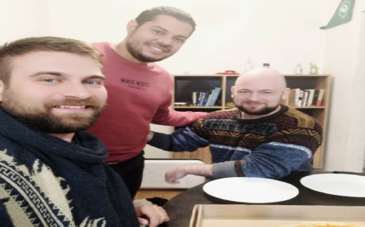 “Solo así me siento bien”; Mateusz practica el poliamor y mantiene un noviazgo con 4 hombres