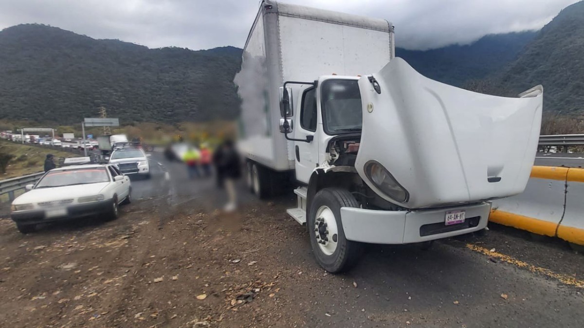 El vehículo accidentado está rotulado con logos de Diconsa / Guardia Nacional Carreteras