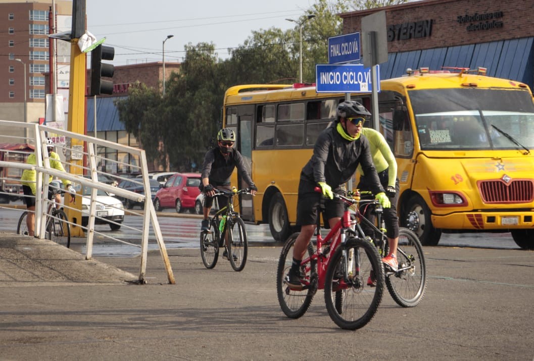 Ciclistas utilizan la ciclopista Hermanos Serdán / Melanie Torres