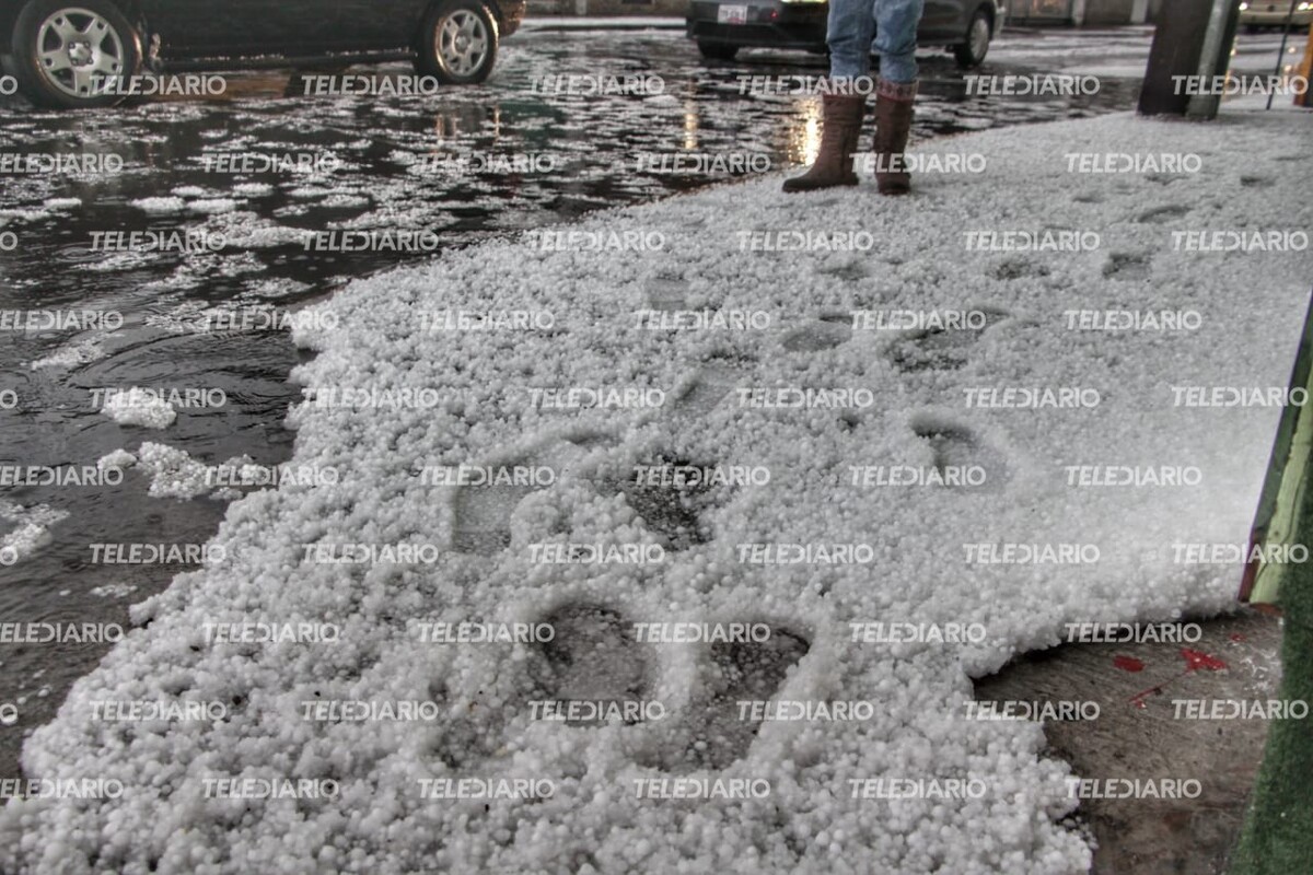 Granizo acumulado en una calle / Melanie Torres
