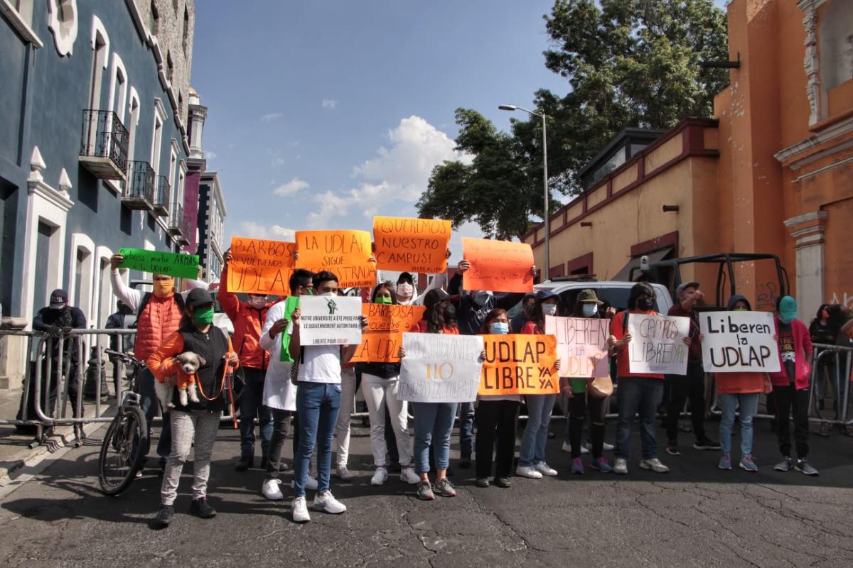 Un grupo de alumnos de primer año de la UDLAP se manifiestan en Casa Aguayo / Melanie Torres