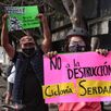ciclistas se manifiestan con pancartas en puebla