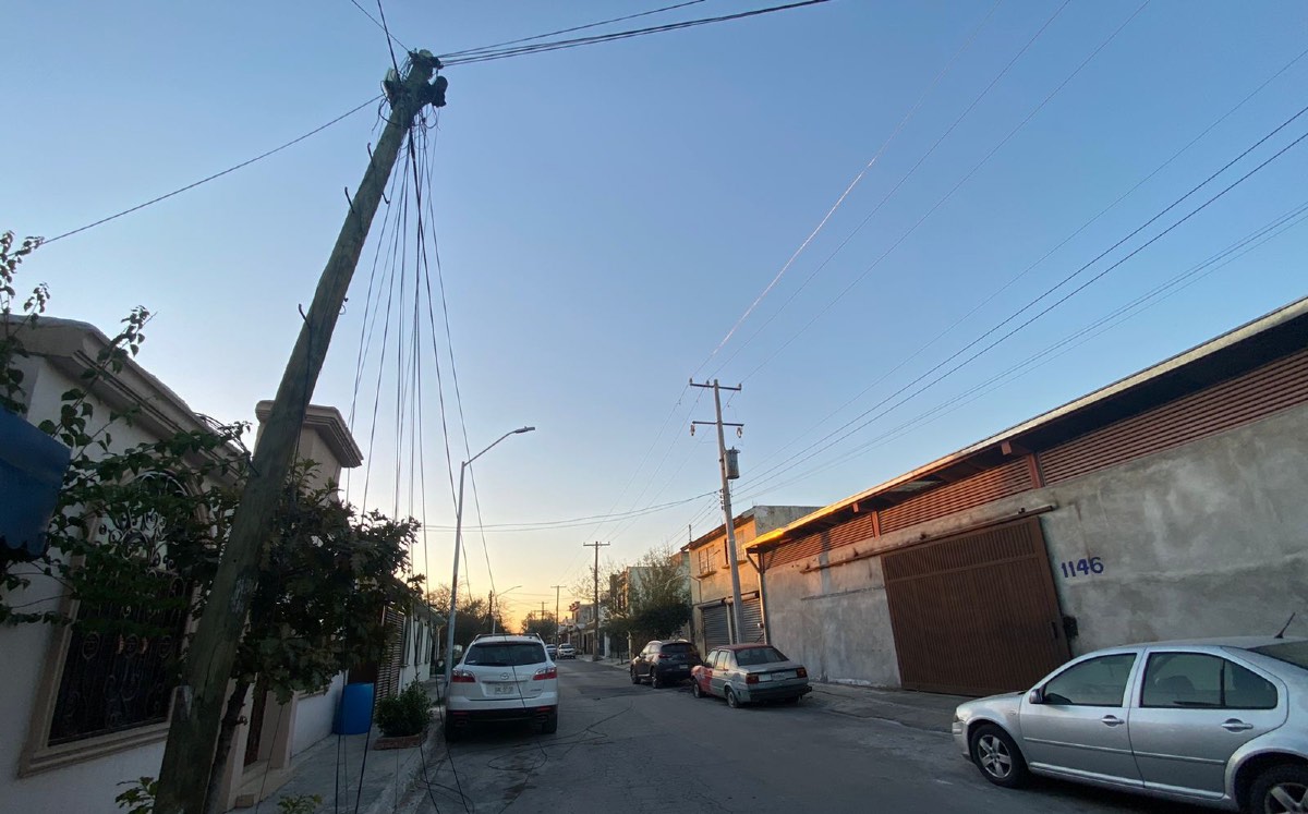 Vecinos de la colonia Villas de Oriente denuncian poste de luz apunto de caer