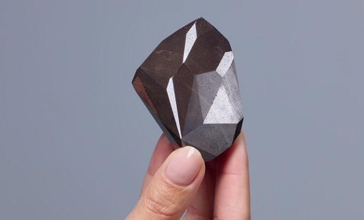 Un diamante negro que provendría del espacio exterior fue subastado.