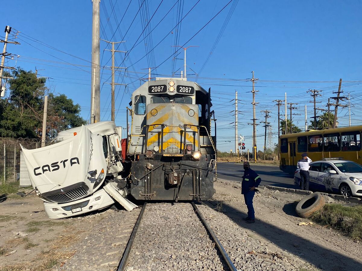 Los automovilistas fueron desviados por la calle Orión hacia Isidoro Sepúlveda, mientras que quienes iban por López Mateos al sur, se retornaron para buscar otras rutas.