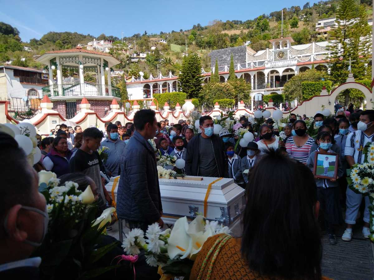 La familia Cortés Sánchez da último adiós a María Isabel en Zoquitlán, Puebla / Especial