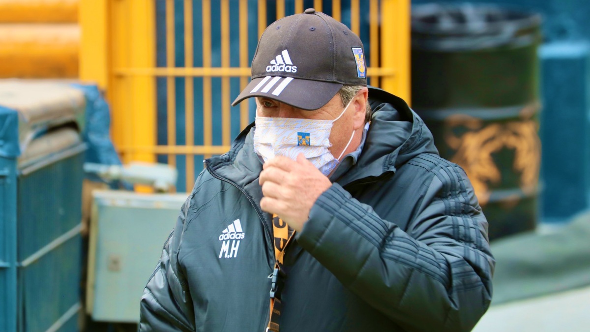 Miguel Herrera, técnico de Tigres, durante un entrenamiento en el Volcán / @TigresOficial