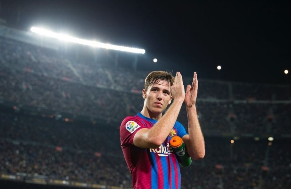 Nico González, jugador del Barcelona, durante un partido en el Camp Nou / @FCBarcelona_es