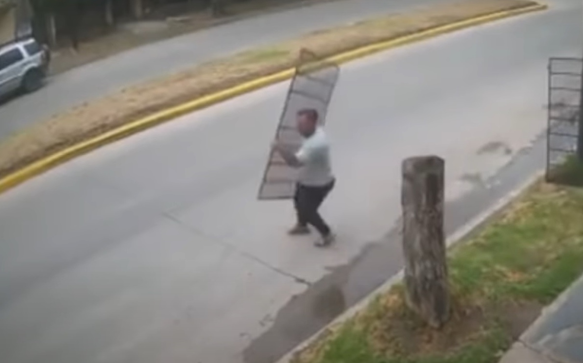 Hombre que ayudó a la detención / Captura de cámaras de vigilancia