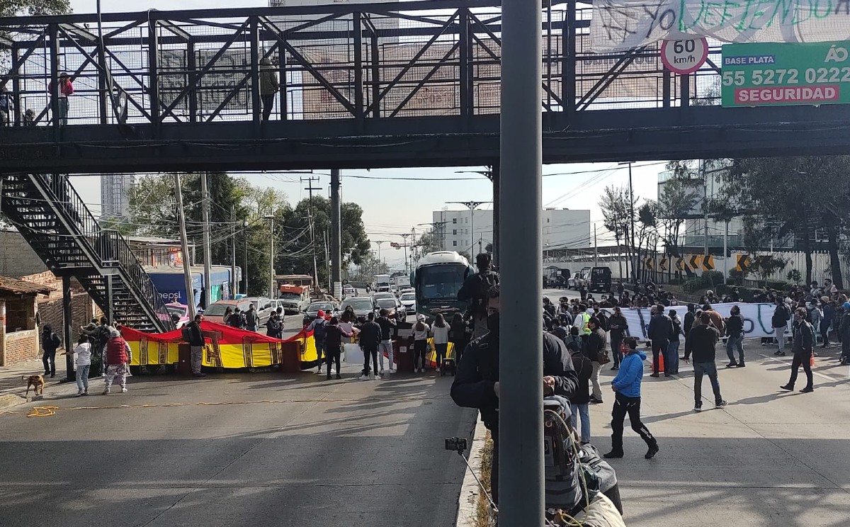 Los estudiantes bloquean ambos sentidos de la carretera México-Toluca/ César Velázquez