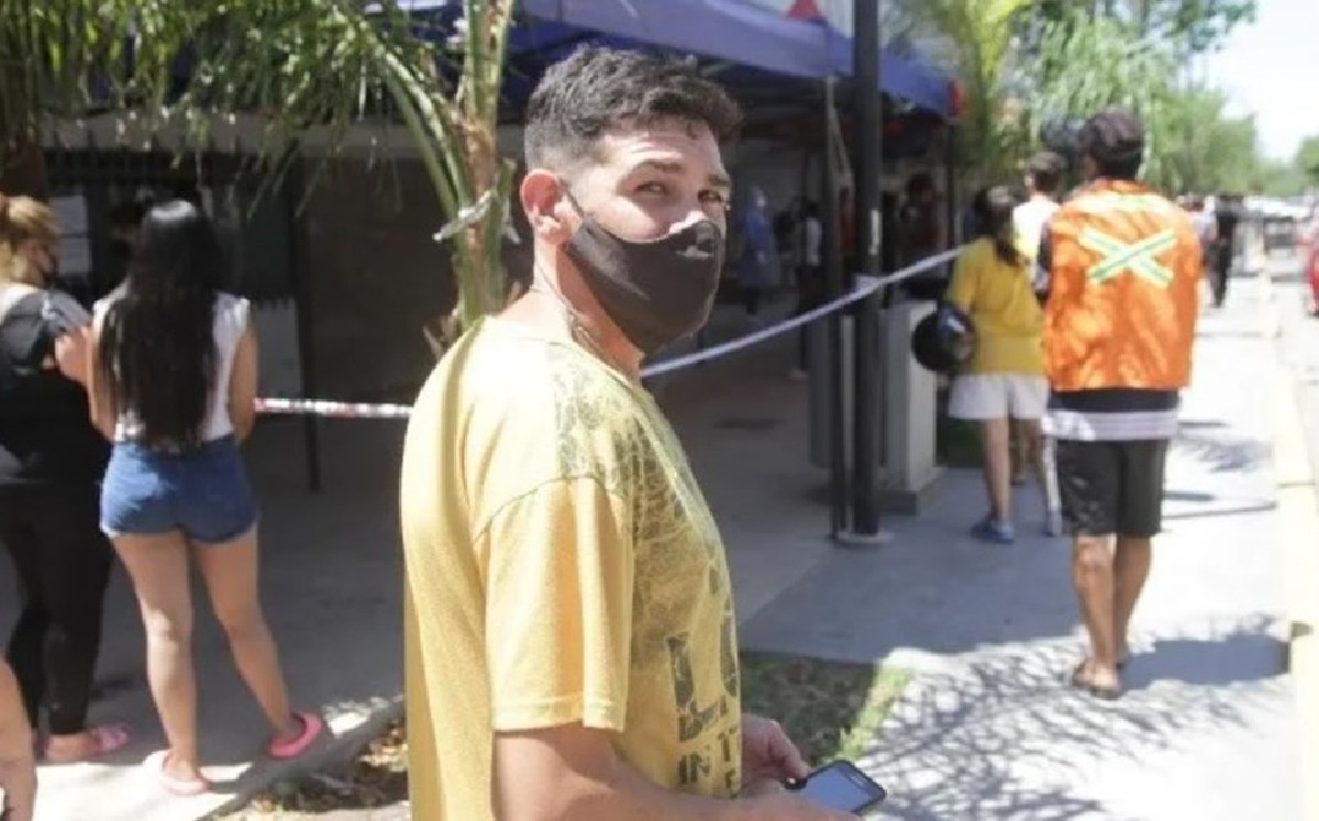 Argentina. Joven cobra por hacer fila en centros covid