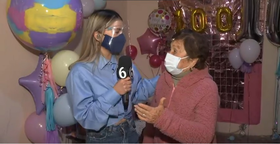 Con globos y pastel, vecinos acudieron a la vivienda de doña Raquel para celebrar su cumpleaños número 100.