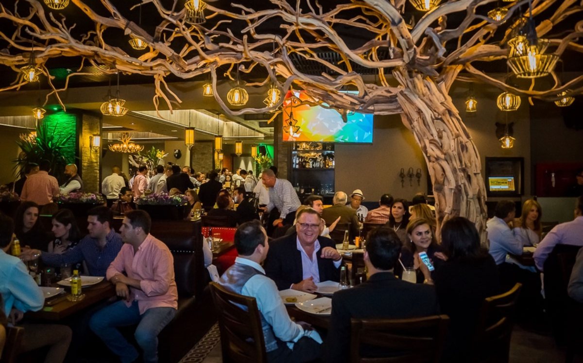 Comensales en un restaurante / Especial