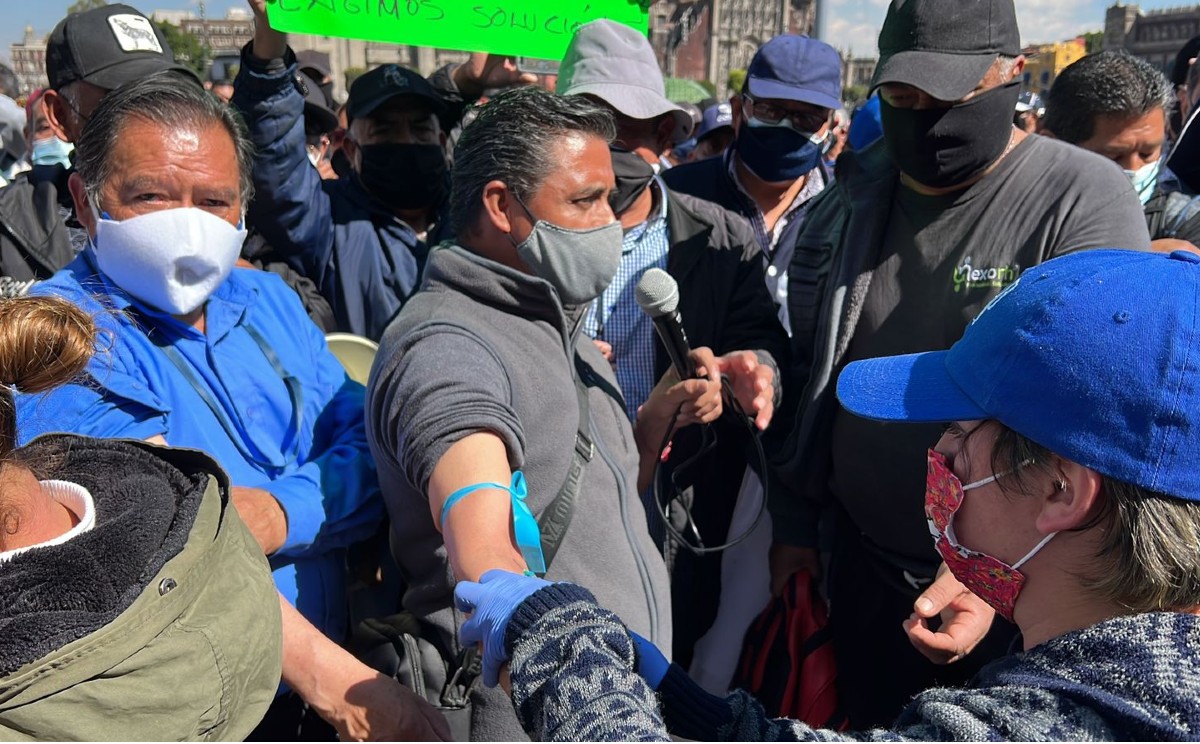 Los elementos jubilados y pensionados se reunieron frente al edificio de Gobierno y marcharon en el circuito del Zócalo/ Ramón Ramírez