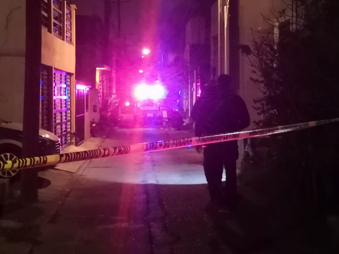 Una fuente informó que 3 hombres encapuchados llegaron a la vivienda en busca de un joven quien descansaba en una de las habitaciones. Una fuente informó que 3 hombres encapuchados llegaron a la vivienda en busca de un joven quien descansaba en una de las habitaciones.