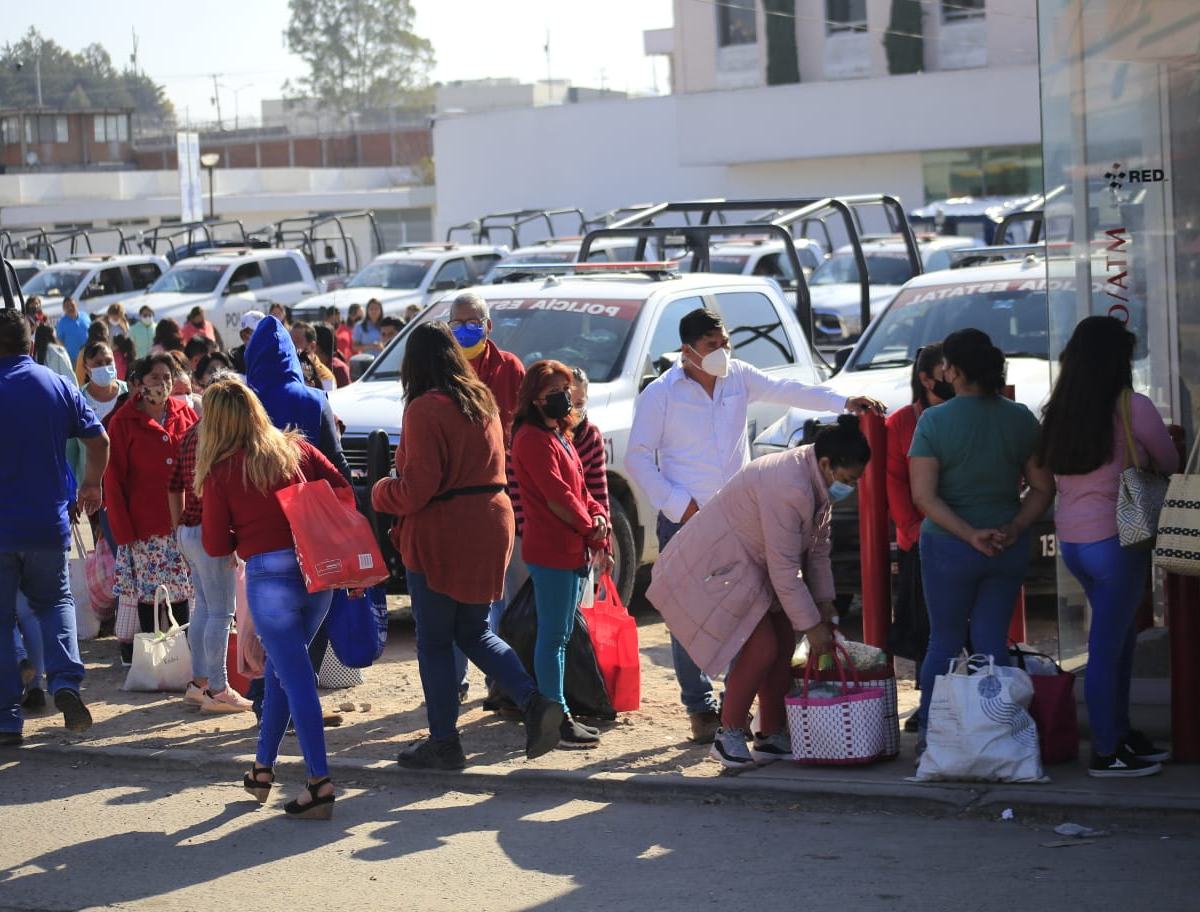 Familiares de internos del penal San Miguel de Puebla pudieron ingresar al Cereso para tener noticias de los reos / Andrés Lobato.