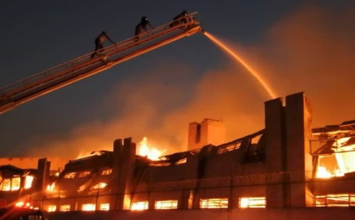 Incendio consume bodega de cartón en zona industrial de Chalco