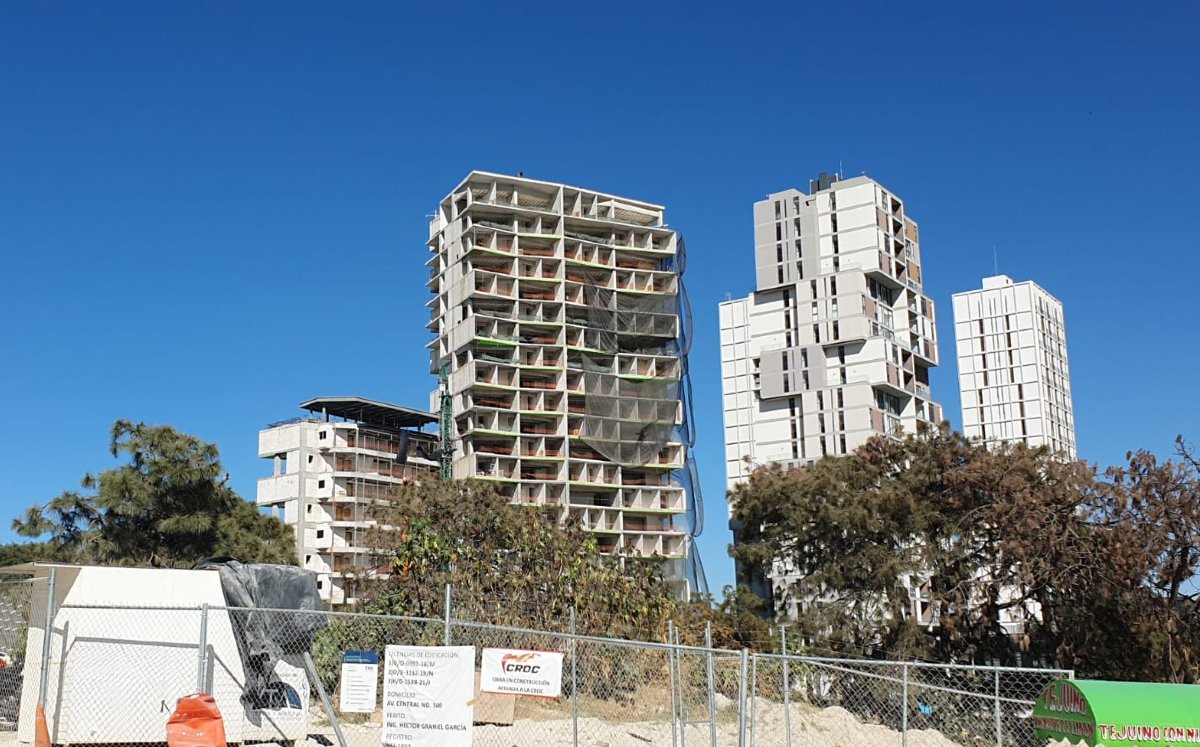 Edificio del que cayó un hombre en Zapopan / Juan Carlos Munguía