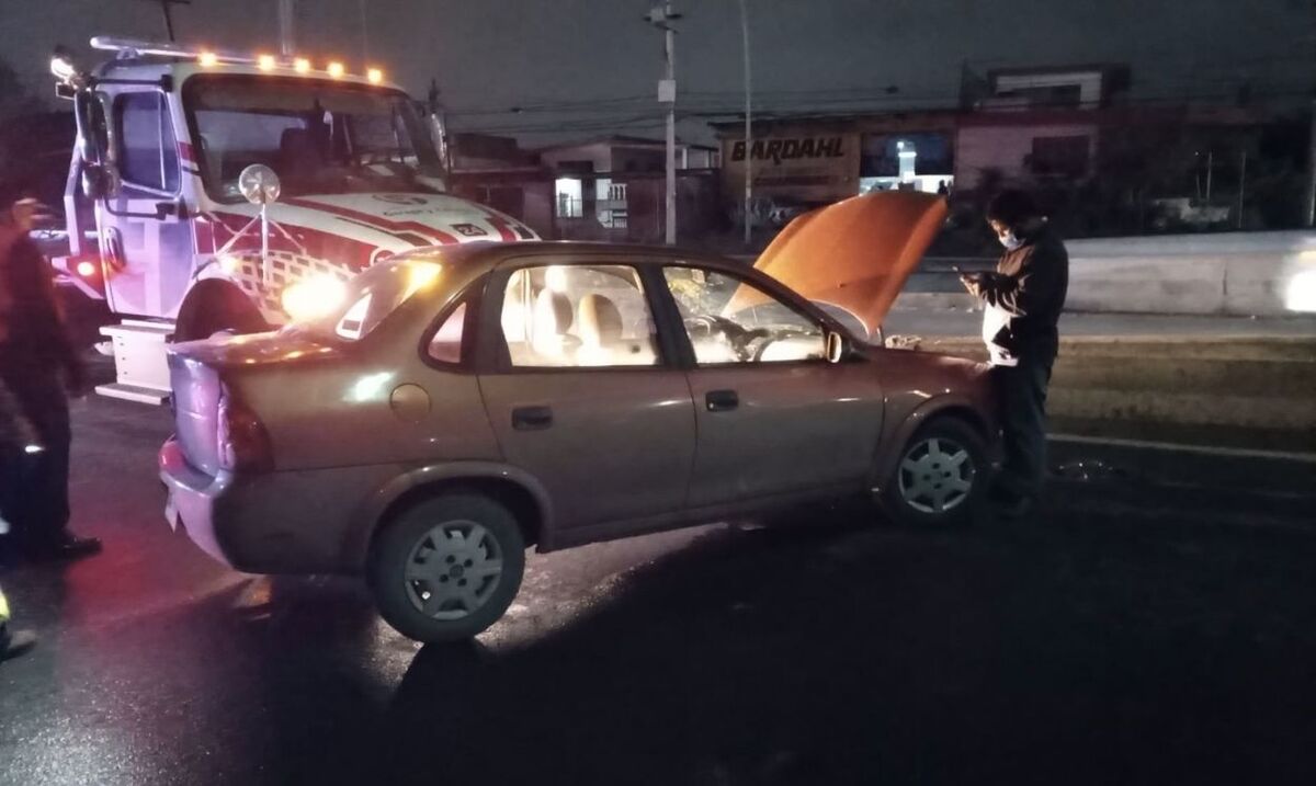 Hombre resulta con lesiones al chocar con muro en Monterrey. / Lourdes Soler.