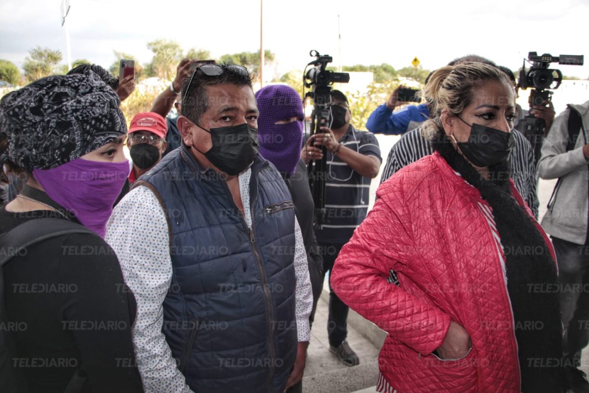 Los padres de Beverly Vega acudieron a la Casa de Justicia de Cholula para la audiencia de su hija / Melanie Torres