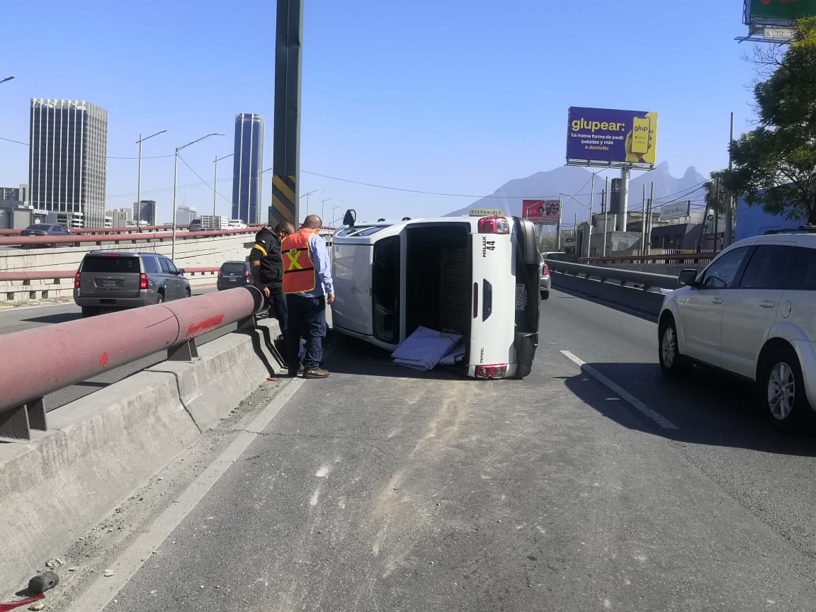 Conductores protagonizan carambola por ver volcadura en Monterrey / Zyntia Vanegas