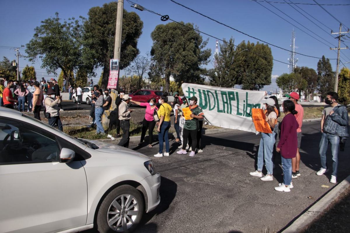 Estudiantes de la UDLAP bloquean la recta a Cholula / Melanie Torres