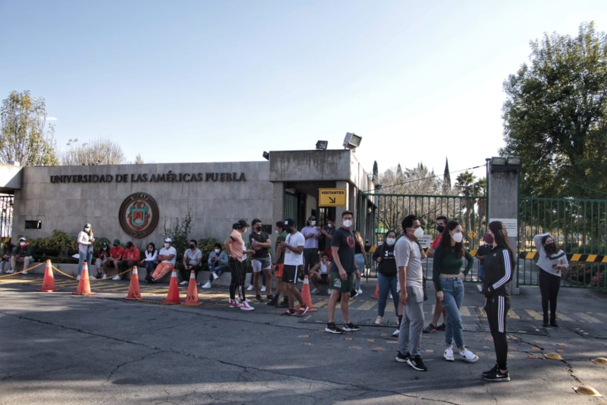 Estudiantes de la UDLAP protestan afuera de su campus en San Andrés Cholula / Melanie Torres