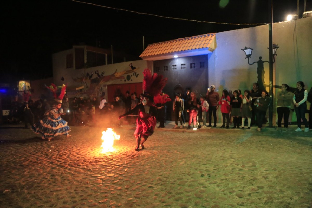 Quema del diablo del carnaval en el barrio de El Alto en Puebla / Andrés Loabto