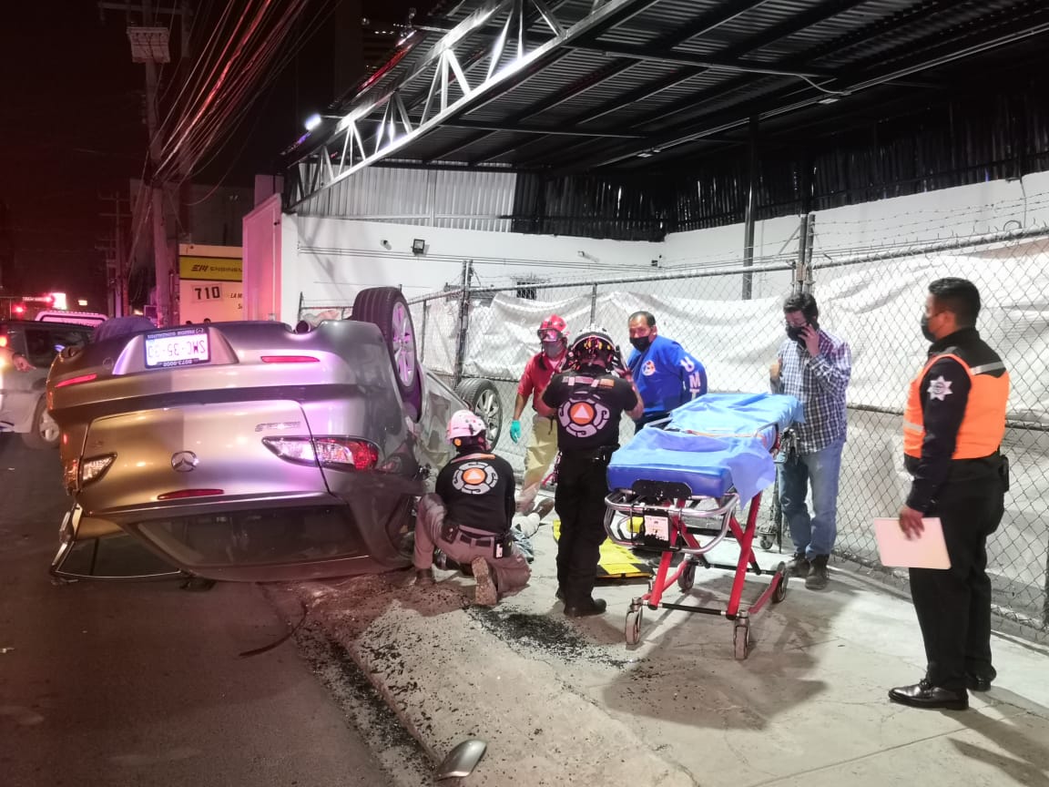 Después de que un trailero le cerrara el paso y huyera del lugar, un conductor resultó lesionado al protagonizar una volcadura en la colonia Obrera en Monterrey.