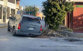 Un elemento de tránsito municipal se encargó de coordinar la vialidad que se vio afectada en lo que llegaba la grúa para retirar el auto.