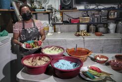 mujer elabora tamales en Puebla
