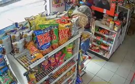 Cámaras de vigilancia captan asalto en tienda de conveniencia en Durango