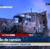 La cabina de un camión que transportaba tomates fue consumida por un incendio provocado por presunto corto circuito sobre la carretera Durango-Mazatlán.