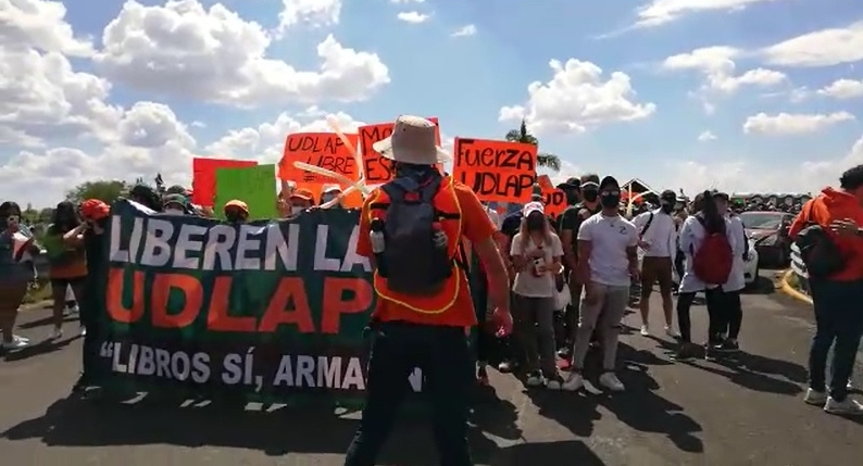 Estudiantes UDLAP realizan marcha de San Andrés Cholula a Puebla / Abigail García
