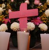cruz rosa en ofrenda por feminicidios