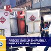 trabajador descarga un tanque de gas LP en Puebla