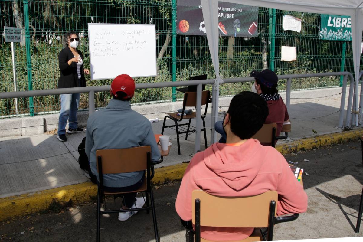 Estudiantes de UDLAP toman clases en salones improvisados / Andrés Lobato.