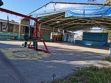 Escuelas en Monterrey regresarán a clases entre vidrios rotos, maleza y otras carencias.