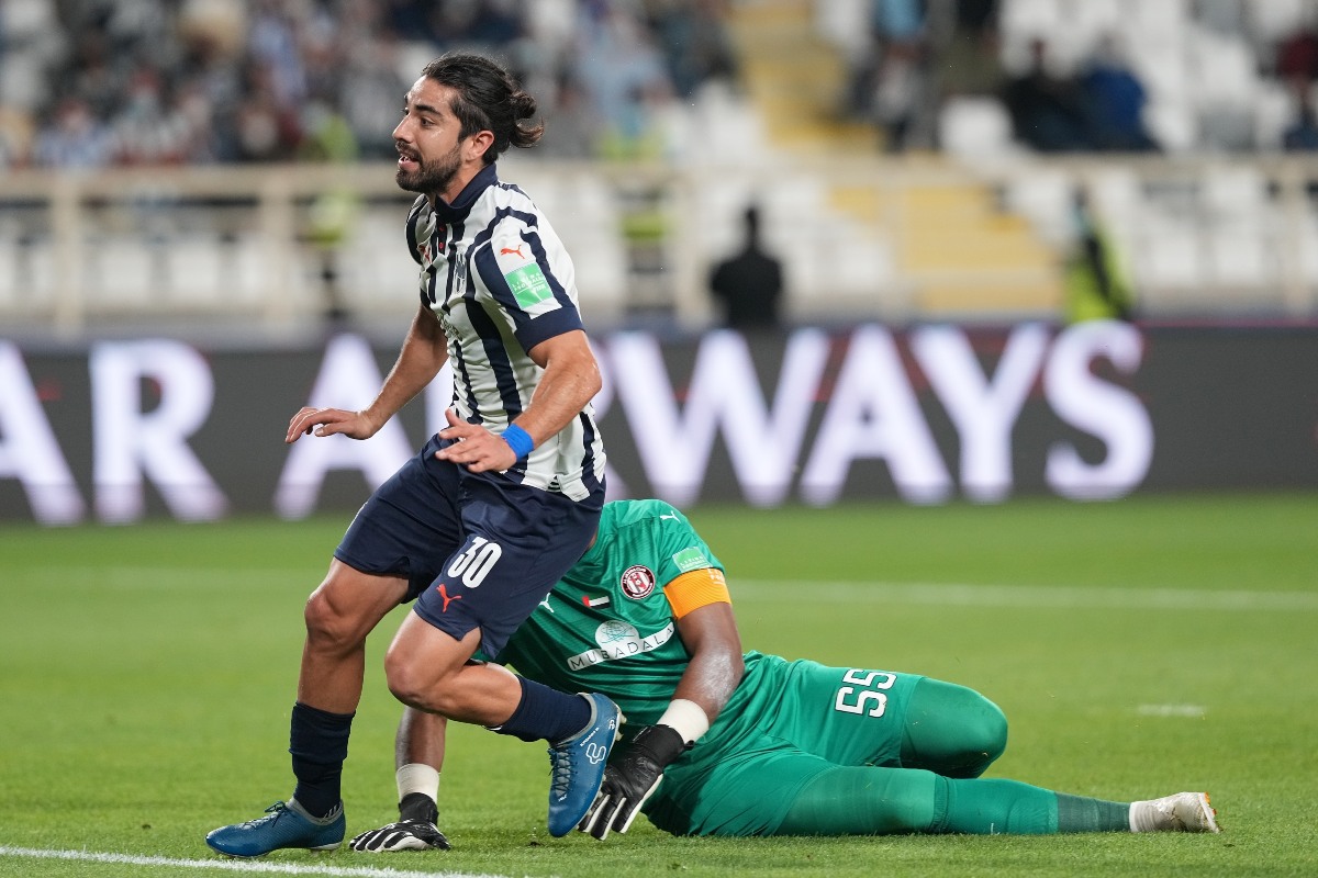 Rodolfo Pizarro encarando al portero del Al Jazira / Mexsport