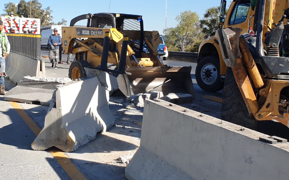 Tractores trabajando para recoger losetas y poner nuevas