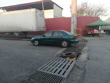 Alerta a automovilistas alcantarilla en malas condiciones en la colonia Coyoacán en Monterrey.