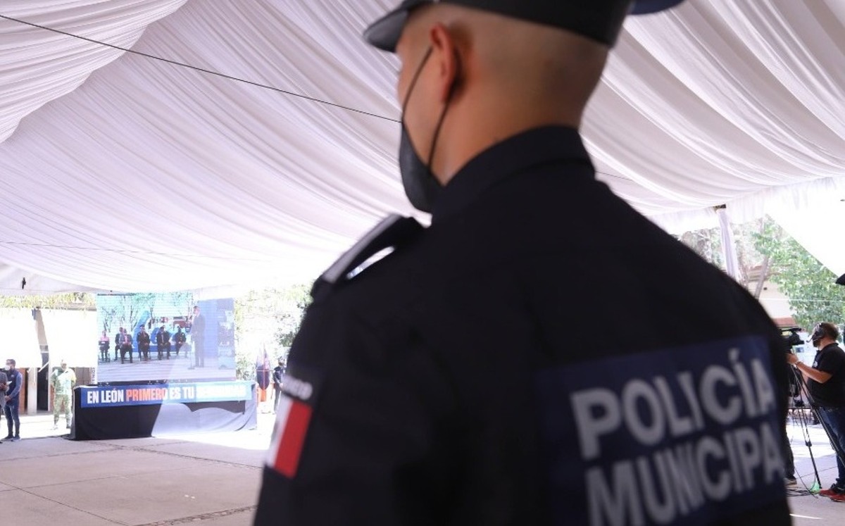 Policías de León reciben uniformes nuevos