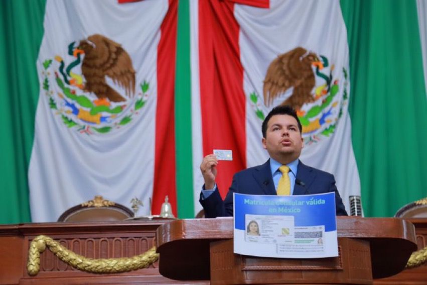 Raúl Torres solicitando a la Segob reconocer la matrícula como identificación / Twitter: @Congreso_CdMex