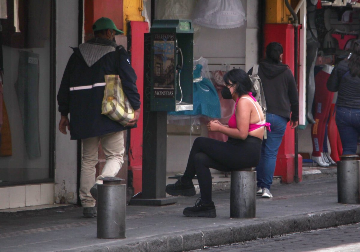 Una trabajadora sexual espera sentada en la vía pública / Melanie Torres