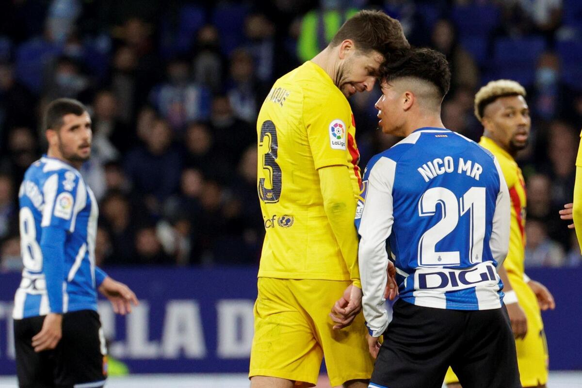 Piqué durante el partido entre el Barcelona y el Espanyol / EFE