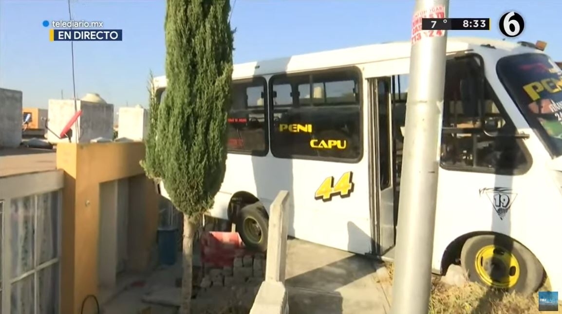 Ruta 44 casi choca contra vivienda de la colonia Galaxia en Puebla / Telediario.