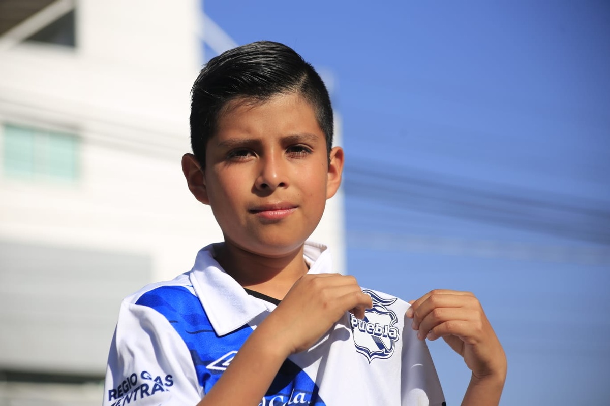 Dylan Flores muestra con orgullo el escudo del Club Puebla / Andrés Lobato