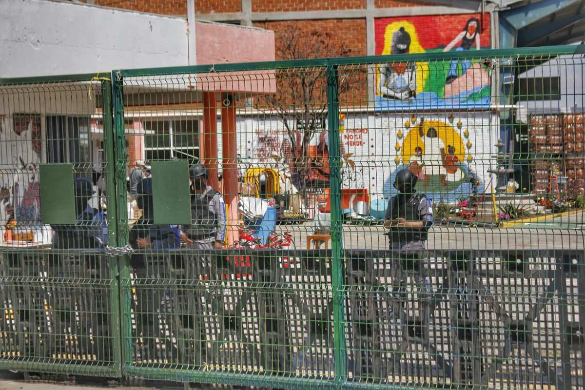Guardias de seguridad resguardan planta de Bonafont en el municipio de Juan C. Bonilla / Jesús Zavala
