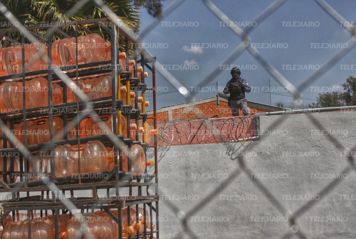 Un trabajador de seguridad vigila las instalaciones de la planta Bonafont en Puebla / Jesús Zavala